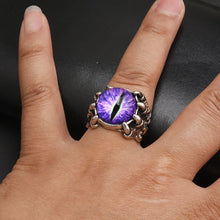 Load image into Gallery viewer, model wearing ring