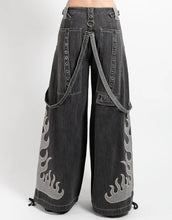 Load image into Gallery viewer, model showing back of pants