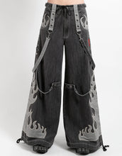 Load image into Gallery viewer, model showing front of pants