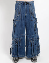 Load image into Gallery viewer, model showing front of pants