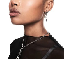 Load image into Gallery viewer, model wearing earring