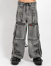 Load image into Gallery viewer, model showing front of pants