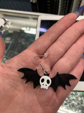 Load image into Gallery viewer, model holding earring