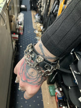 Load image into Gallery viewer, model wearing bracelet