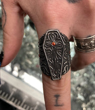 Load image into Gallery viewer, model wearing ring