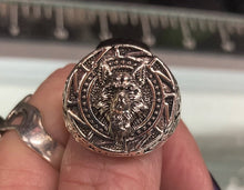 Load image into Gallery viewer, model holding ring