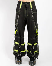 Load image into Gallery viewer, model showing front of pants