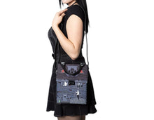 Load image into Gallery viewer, model holding bag