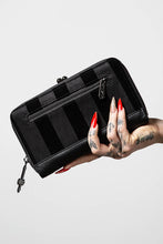 Load image into Gallery viewer, model showing back of wallet