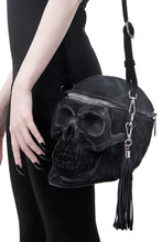 Load image into Gallery viewer, model holding bag