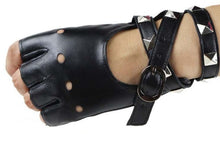 Load image into Gallery viewer, model wearing gloves