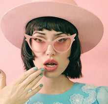 Load image into Gallery viewer, model wearing glasses