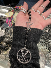 Load image into Gallery viewer, person holding necklace