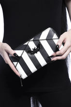 Load image into Gallery viewer, model holding wallet