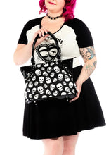 Load image into Gallery viewer, model holding  bag