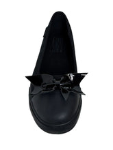 Load image into Gallery viewer, front of shoe on display
