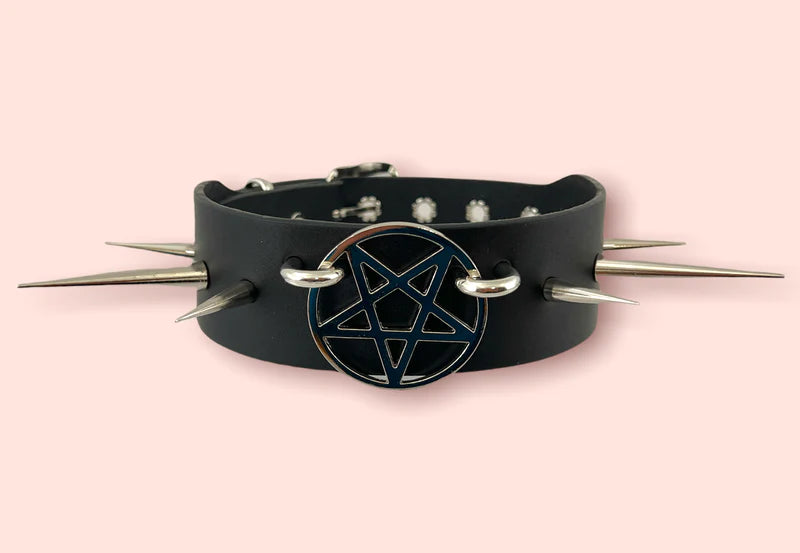 choker on display