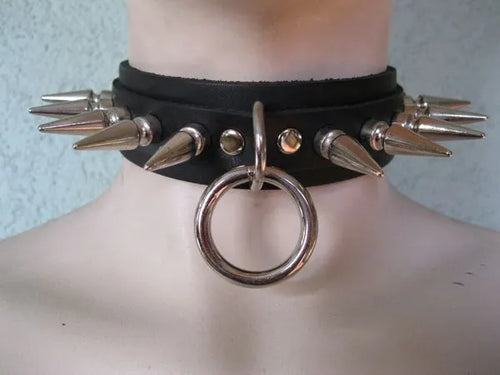 model showing front of choker