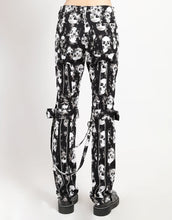 Load image into Gallery viewer, model showing back of pants
