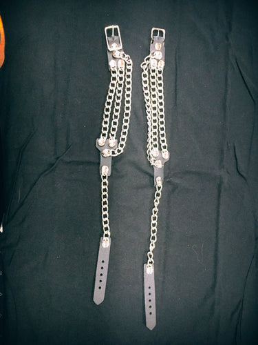 Three rows of silver chains, adjustable buckle closure
