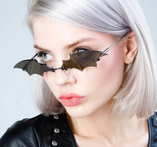 Load image into Gallery viewer, model wearing sunglasses
